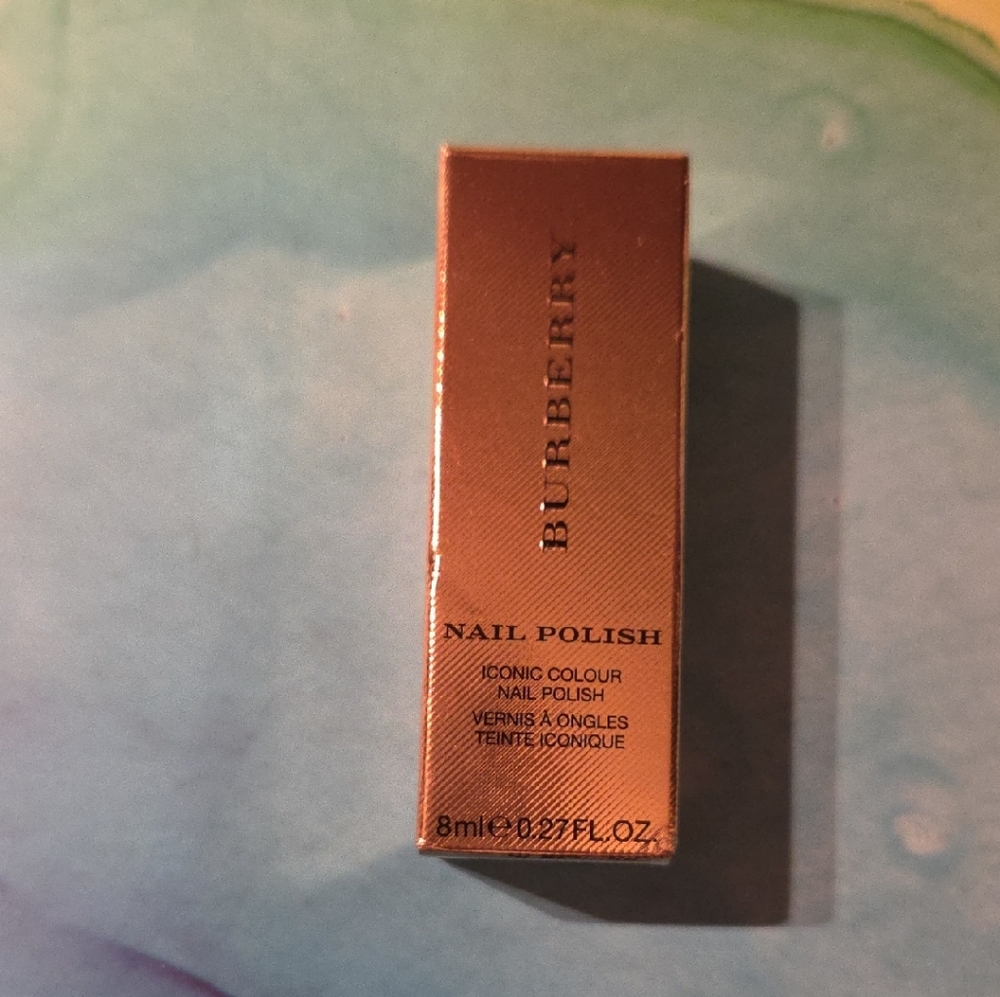❤️❤️Burberry Iconic Gold Nail Polish
